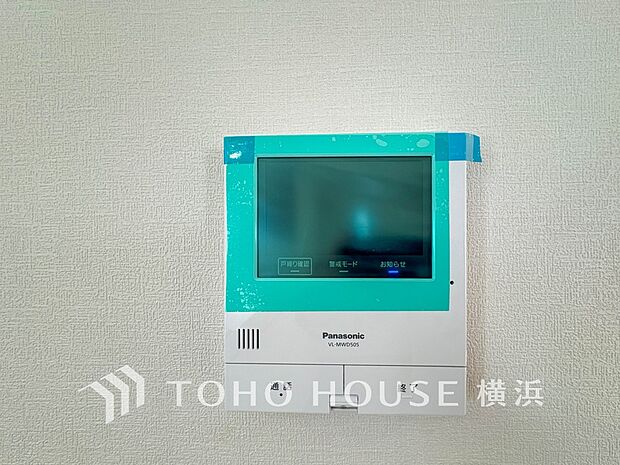 誰が来てもわかる様にモニター付きインターホンを設置。快適と安らぎを合わせた優しい設計。 