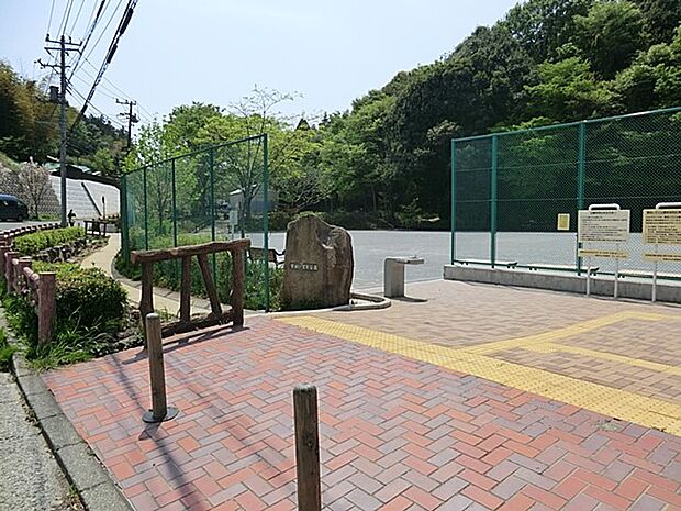 菅田いでと公園　600m　丘陵に囲まれた谷戸部に位置し、ひっそりと静かな佇まいの公園。豊かな緑や小川があり、散策も楽しめそう。 