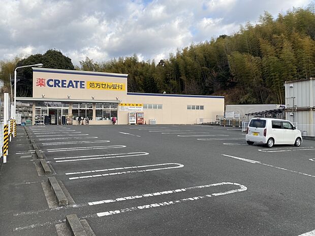 クリエイトエス・ディー横浜西菅田店　300m　薬・化粧品だけではなく、食品や雑貨等もそろっており、日常の買い物がスピーディーにできる品揃えです。 