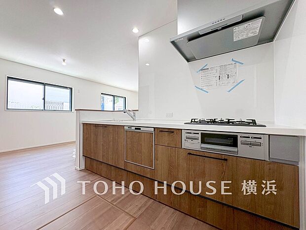 明るい自然光が入るキッチン。家族そろってキッチンに立っても調理がしやすく余裕の広さ。