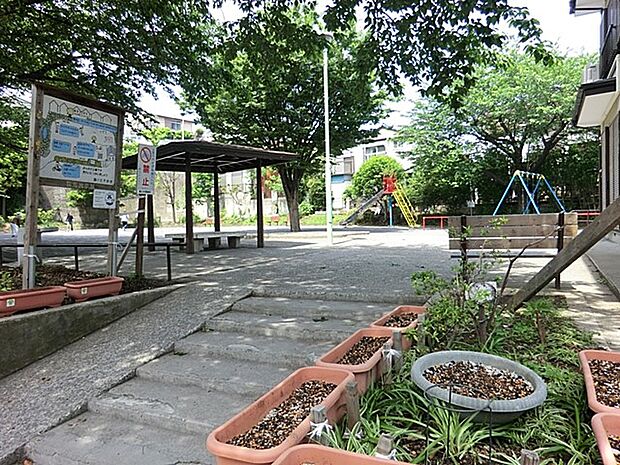 別所中里台公園　350m　広場を中心に滑り台やブランコ、お砂場などが配置されており、小さなお子様の毎日の遊び場になりそうです。 