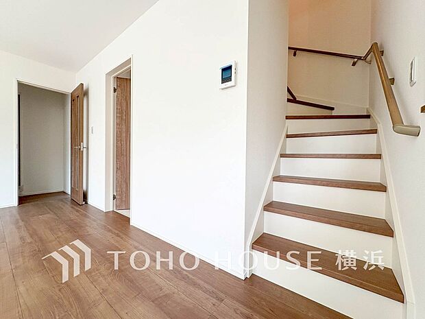 各フロアを結ぶ階段。集いの空間と一人の時間を楽しむプライベートルームをバランスよく繋いでいます。