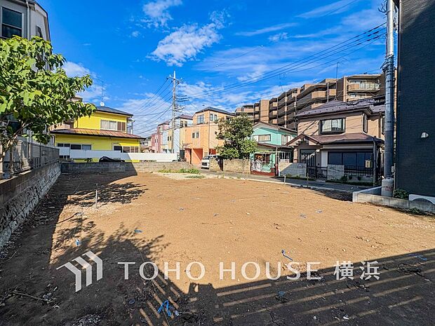 暖かな陽光と爽やかな風がハーモニーを奏でる上質な空間を愉しむ暮らし。（2025年8月撮影）