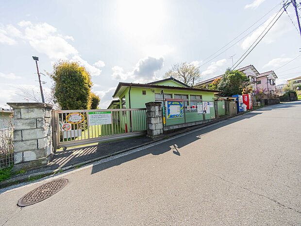 黒滝幼稚園　290m　広々とした園庭でのびのびと過ごせる。英会話・絵画・サッカーなどの課外活動も充実しています。   