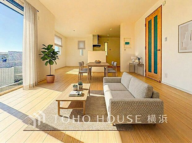 大きな窓から明るい陽射しが射し込む家族みんなの憩いの場。(家具・装飾品はAI加工です)