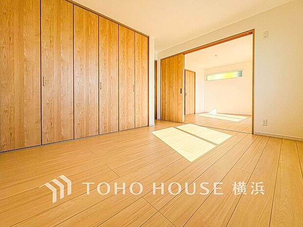 通風・採光にも優れ、心地よい光と風があふれています。プライベートな自分時間を快適に過ごせるお部屋。