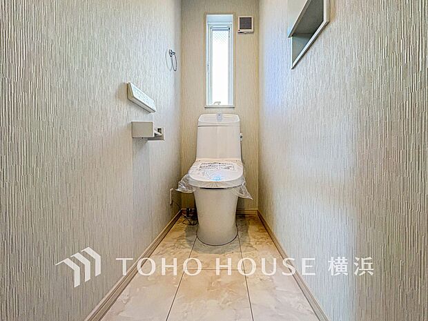 換気と明るさに配慮した、清潔感溢れるトイレ。落ち着いた空間で安らぎのひとときをお過ごしいただけます。