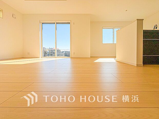 光と風があふれる開放的なリビングダイニングには自然と家族みんなが集まってきます。