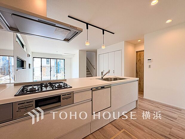 家族の健康を支えるキッチン。毎日使う場所だから気持よく使えて、居心地の良い空間に。(7号棟)