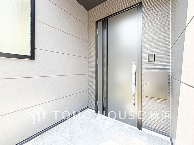 お住まいの顔となる玄関。住まう方のプライドを満たすクオリティを備えています。 