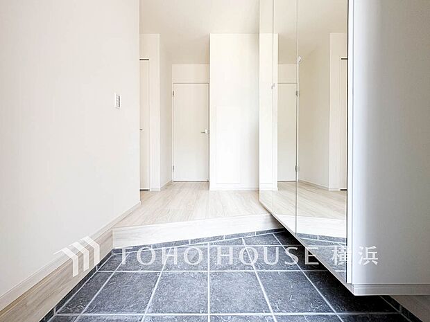 上質感漂う玄関と廊下。居住者の帰り、訪れる方を優しく迎えてくれます。