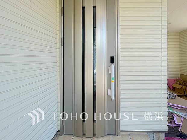 お住まいの顔となる玄関。住まう方のプライドを満たすクオリティを備えています。 