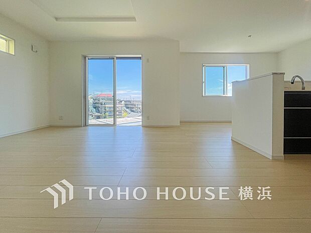 明るく開放的な空間が広がるLDK。室内には豊かな陽光が注ぎ込み、爽やかな住空間を演出。