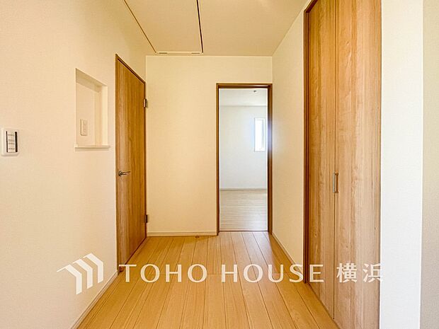 清潔感漂う廊下。各お部屋をつなぐ主要空間として美しく存在しています。