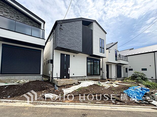 お住まいの顔となる玄関。住まう方のプライドを満たすクオリティを備えています。 （8号棟）