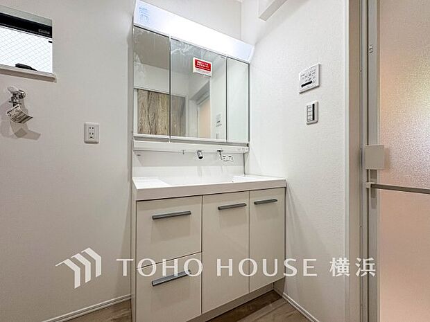 一日の始まりと終わりを心地よく演出してくれる、多彩な機能が備えられたパウダールーム。（6号棟）