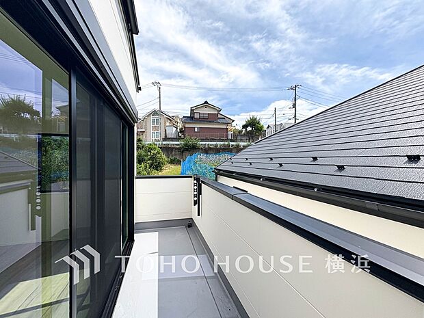 太陽の恵みをたっぷりと受けて、洗濯物も気持ちよく干せそうです。