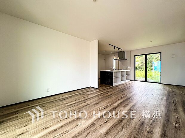 開放感あるリビングダイニング。ご家族とのんびりしたひと時を過ごせますね。（6号棟）