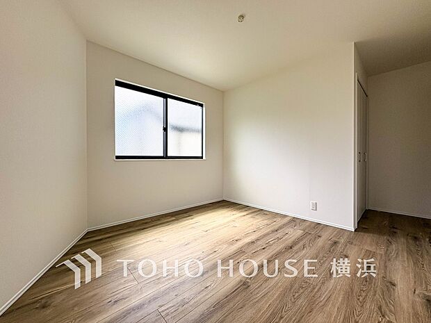 一日の疲れをいやしてくれる寝室。時を忘れて過ごす場所として過ごせるお部屋。(8号棟)