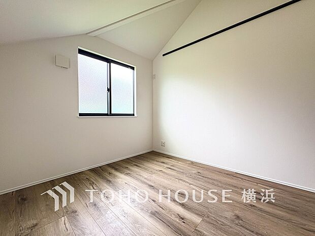 一日の疲れをいやしてくれる寝室。時を忘れて過ごす場所として過ごせるお部屋。