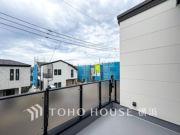 太陽の恵みをたっぷりと受けて、洗濯物も気持ちよく干せそうです。