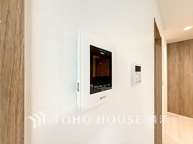 誰が来てもわかる様にモニター付きインターホンを設置。快適と安らぎを合わせた優しい設計。