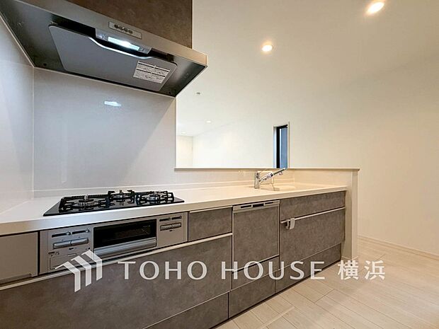 機能性とデザイン性を兼ね備えたシステムキッチン。リビングとの一体感も考慮され、美しい空間が実現。