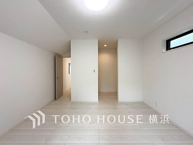 通風・採光にも優れ、心地よい光と風があふれています。プライベートな自分時間を快適に過ごせるお部屋。