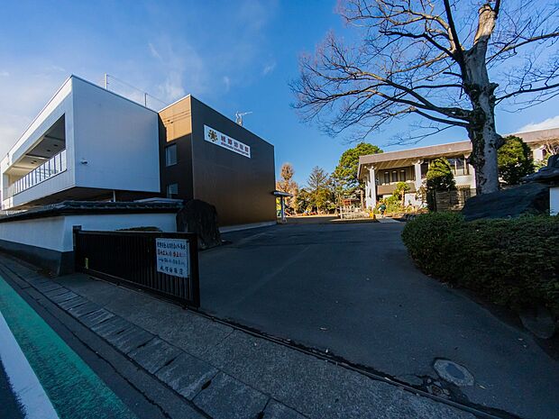 城郷幼稚園 1000m お寺の幼稚園なので、仏教に触れることができます。漢字教育にも力を入れています。