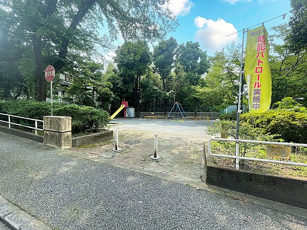 小机町第一公園 650m 緑に囲まれた落ち着いた雰囲気。ベンチでひと休みもするのもいいですね。