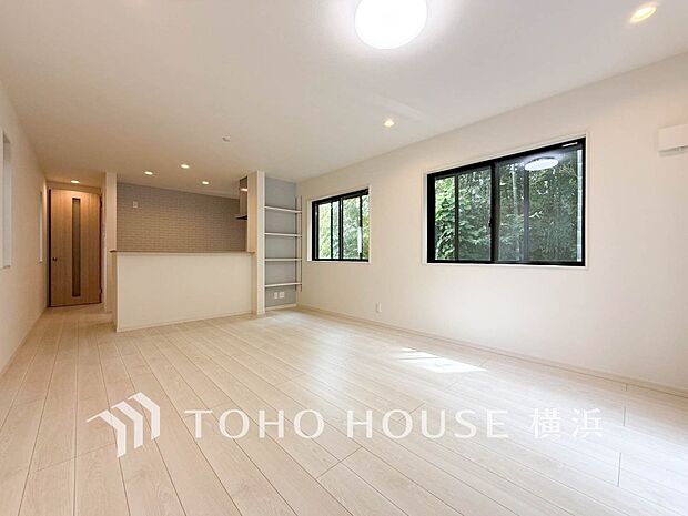 あたたかい日差しがたっぷり降り注ぐLDKは自然と家族の顔があかるい笑顔に。