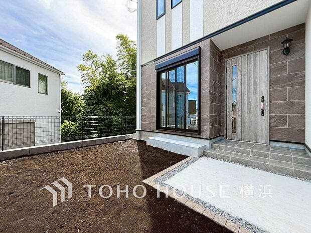 ガーデニングで色とりどりの草花を綺麗に飾ればより一層華やかな空間になります。