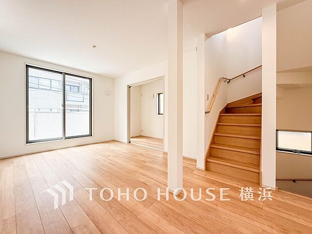 明るく開放的な空間が広がるLDK。室内には豊かな陽光が注ぎ込み、爽やかな住空間を演出。