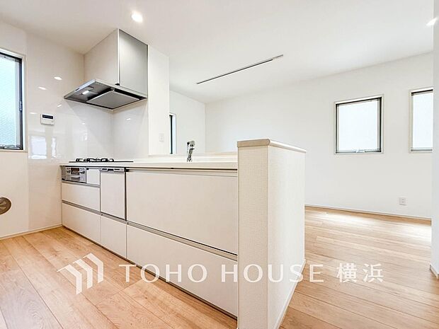 機能性とデザイン性を兼ね備えたシステムキッチン。リビングとの一体感も考慮され、美しい空間が実現。