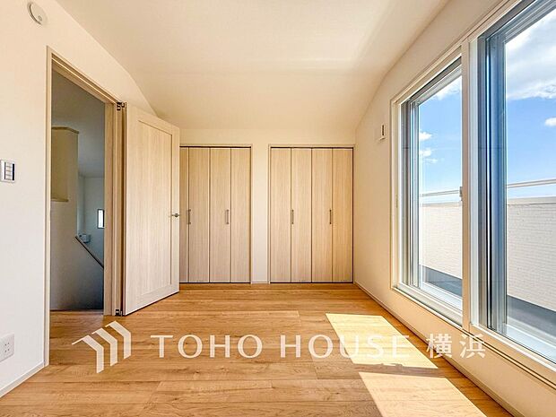 通風・採光にも優れ、心地よい光と風があふれています。プライベートな自分時間を快適に過ごせるお部屋。