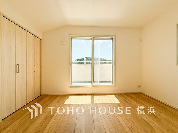 心地よい光と風があふれています。プライベートな自分時間を快適に過ごせるお部屋。