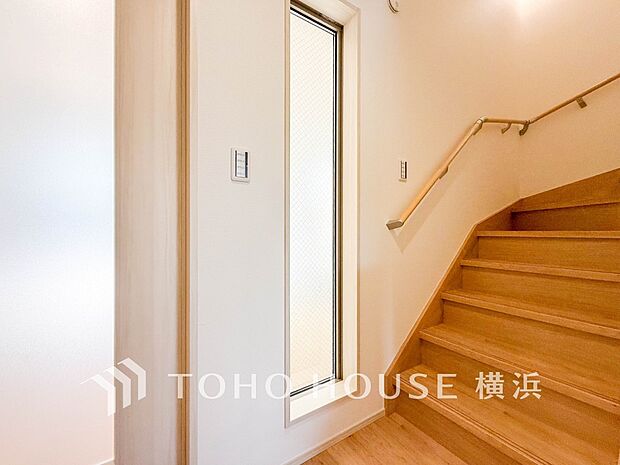 各フロアを結ぶ階段。集いの空間と一人の時間を楽しむプライベートルームをバランスよく繋いでいます。