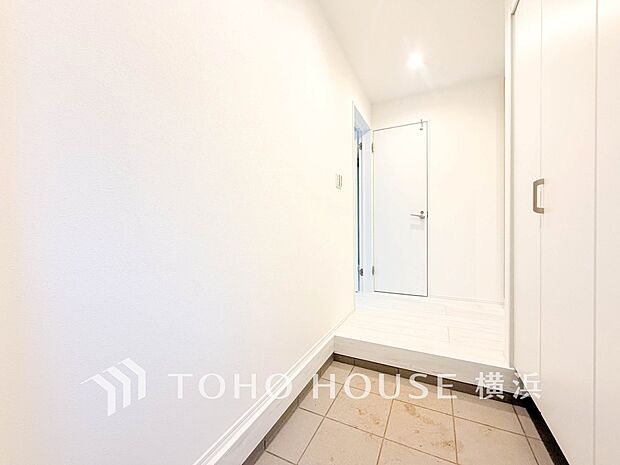 上質感漂う玄関。居住者の帰り、訪れる方を優しく迎えてくれます。（1号棟）