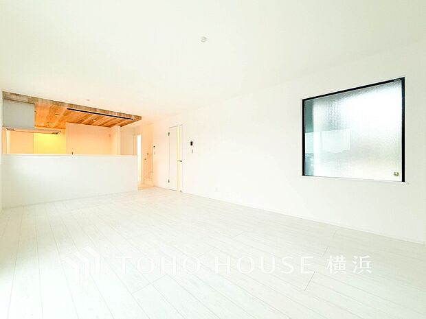 家族と過ごす時間を大切にしたい方にぴったりの明るくゆとりある住空間です。(1号棟)