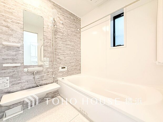 一日の疲れが癒される優雅な時間を堪能できるゆとりあるバスルームです。（1号棟）