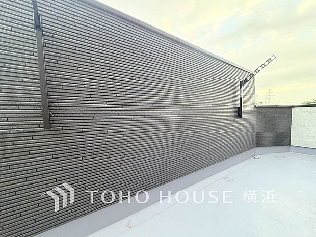 心地よい陽射しや暖かな風を楽しむことが出来るバルコニー。(1号棟)