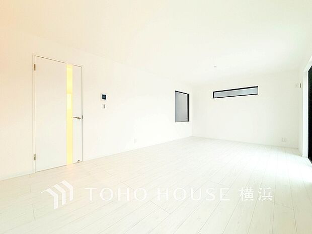 開放感あるリビングダイニング。ご家族とのんびりしたひと時を過ごせますね。(1号棟)