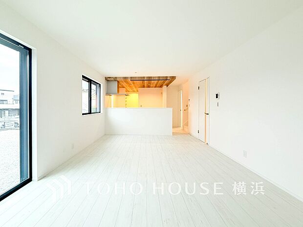 対面キッチンでリビングのご家族と会話を楽しみながらお料理できます。(1号棟)