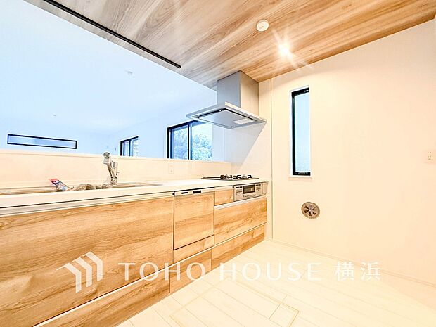 明るい自然光が入るキッチン。家族そろってキッチンに立っても調理がしやすく余裕の広さ。（1号棟）