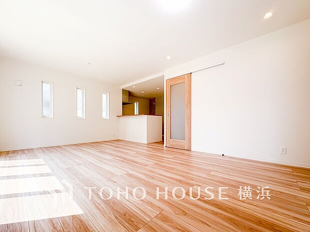 明るく開放的な空間が広がるLDK。室内には豊かな陽光が注ぎ込み、爽やかな住空間を演出。