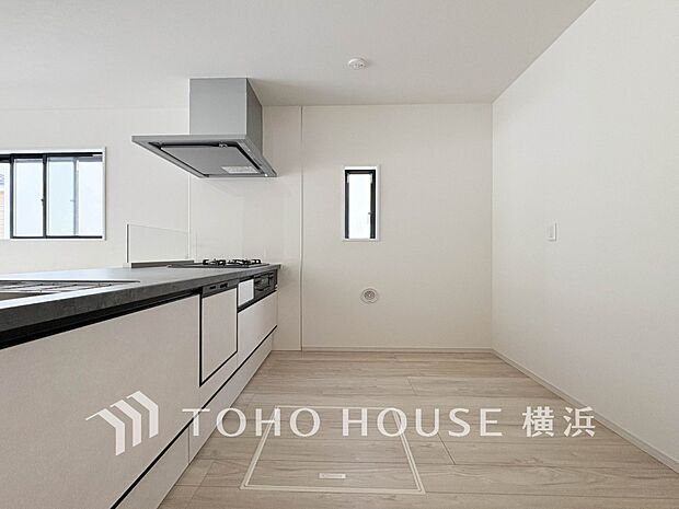 機能性とデザイン性を兼ね備えたシステムキッチン。リビングとの一体感も考慮され、美しい空間が実現。