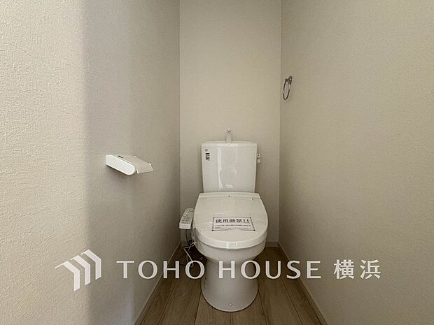 清潔感溢れるトイレ。落ち着いた空間で安らぎのひとときをお過ごしいただけます。