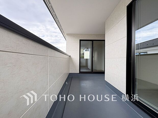 大空と眺望を心ゆくまで楽しめます。広々としたオープンエア空間が開放感あふれる毎日を演出。