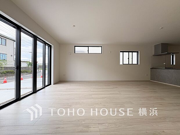 光と風があふれる開放的なリビングダイニングには自然と家族みんなが集まってきます。