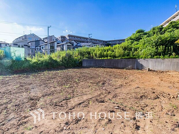 暖かな陽光と爽やかな風がハーモニーを奏でる上質な空間を愉しむ暮らし。（2025年8月撮影）